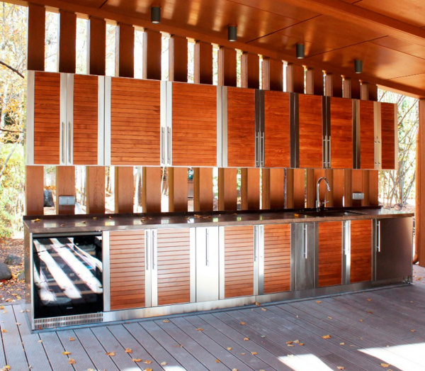 Зона барбекю на террасе с фасадами с деревянными вставками