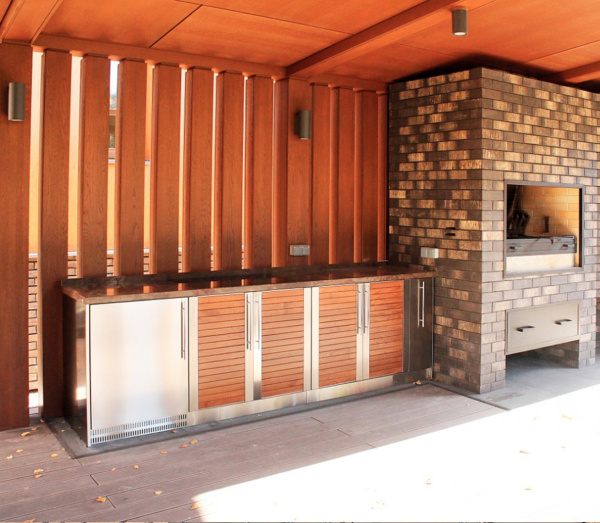 Зона барбекю на террасе с фасадами с деревянными вставками