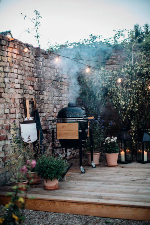 Керамический гриль Monolith Classic Black PRO 2.0 с ножками