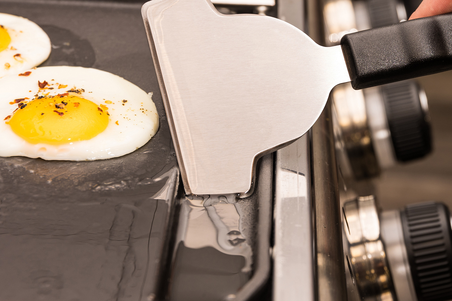 Лопатка-скребок для противней и сковород Broil King