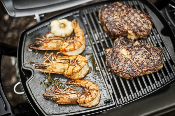 Газовый гриль Weber Q 2200 Black Line на подставке