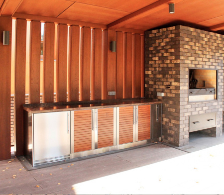 Зона барбекю на террасе с фасадами с деревянными вставками